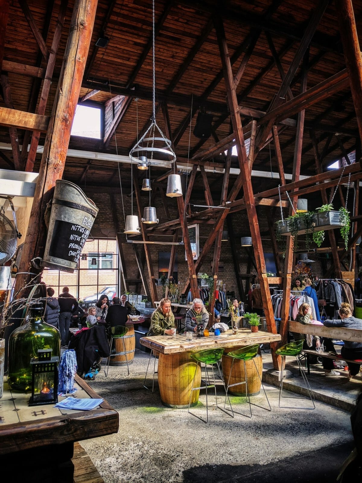 ODENSE SEHENSWÜRDIGKEITEN - 5 DINGE, DIE DU UNBEDINGT IN DER DÄNISCHEN STADT MACHEN SOLLTEST 30 Sitzgelegenheiten der Gastronomie im Storms Pakhus - Odense Sehenswürdigkeiten