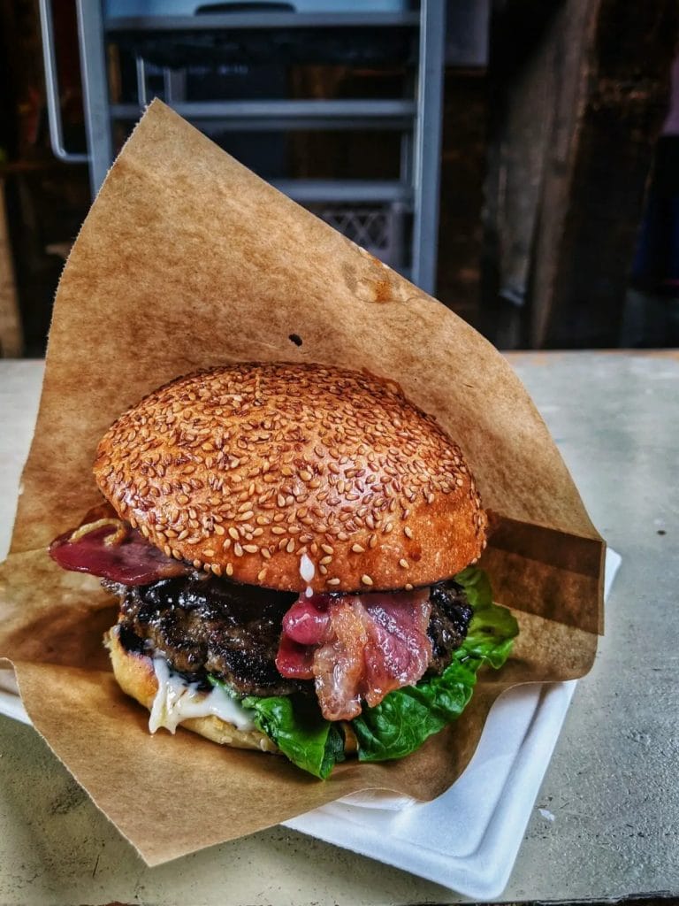 Leckerer Burger auf dem Street Food Markt in Odense im Storms Pakhus - Odense Sehenswürdigkeiten
