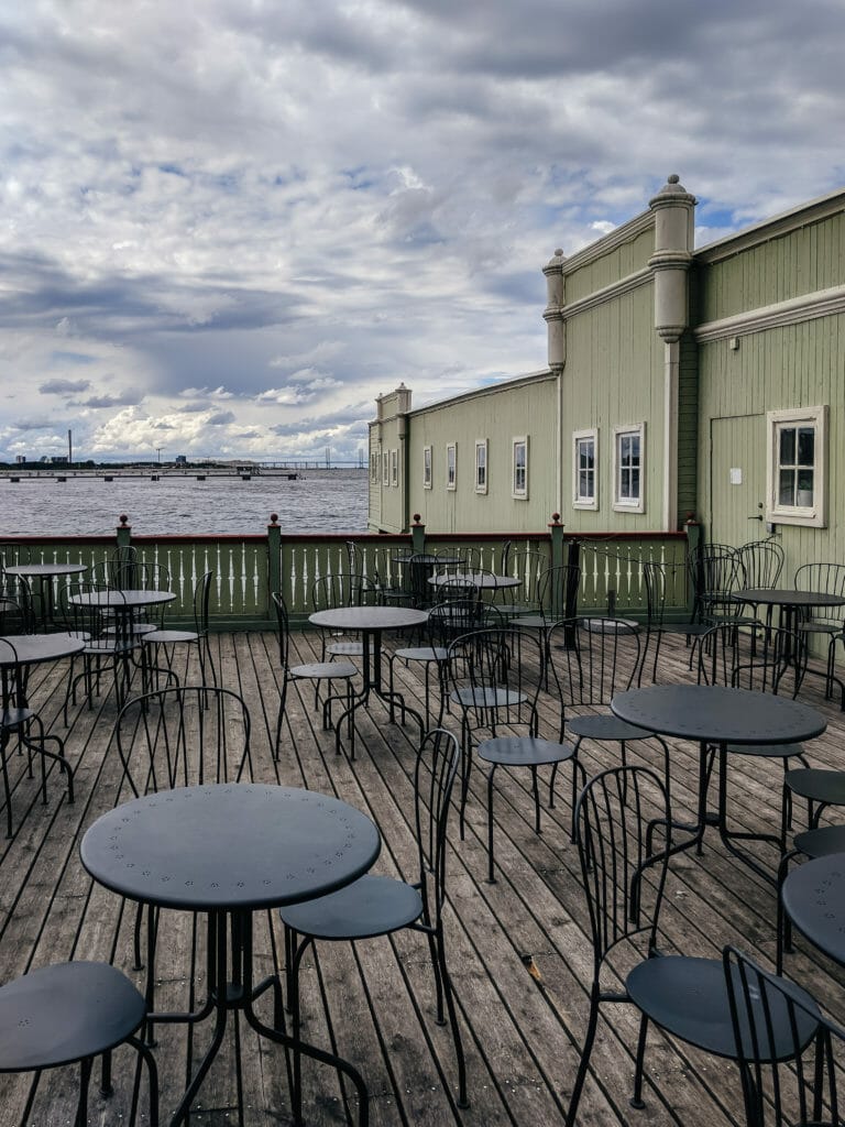 Malmö Sehenswürdigkeiten - Kallbadhuset - Sitzgelegenheiten draussen