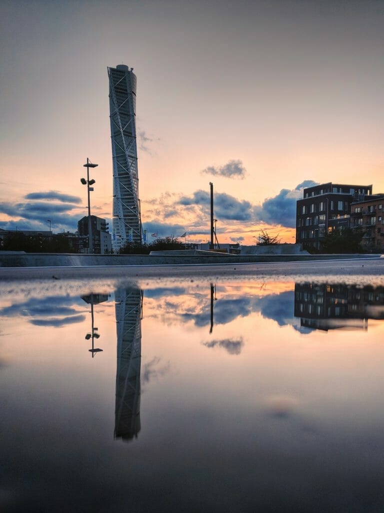 MALMÖ SEHENSWÜRDIGKEITEN UND INSIDER TIPPS 2024 25 Der Turning Torso im Västra Hamnen - Malmö Sehenswürdigkeiten