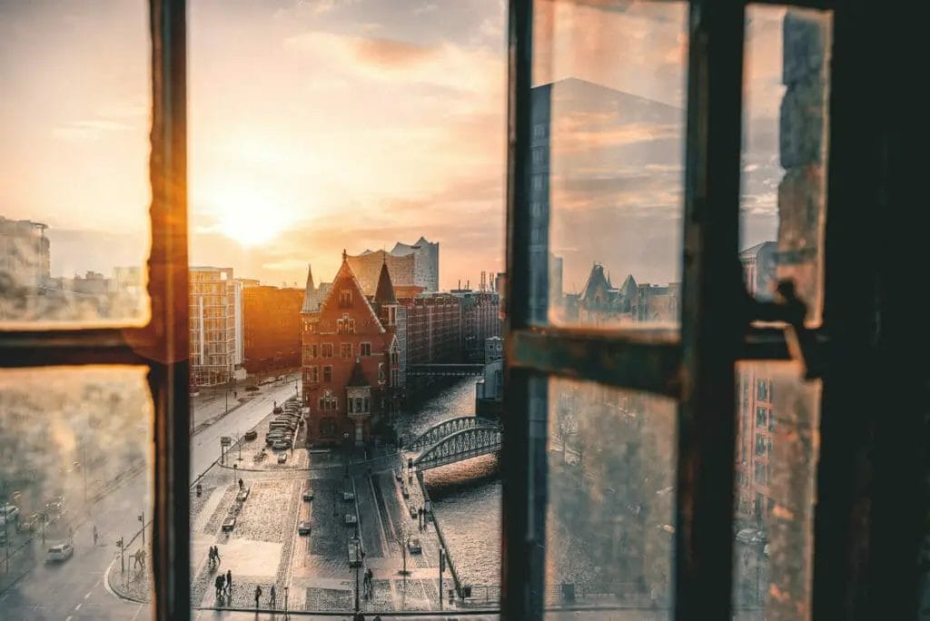 Fotografie Tipps - Johannes Berger - Sunset - Sonnenuntergang durch Fenster - Speicherstadt Hamburg