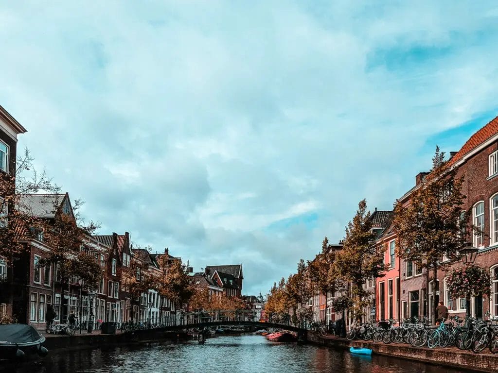 Einer der vielen Kanäle in Leiden - Schöne Niederländische Städte