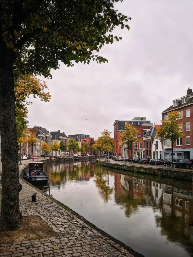 Holland Städte - Groningen - Gracht im Herbst mit Bäumen