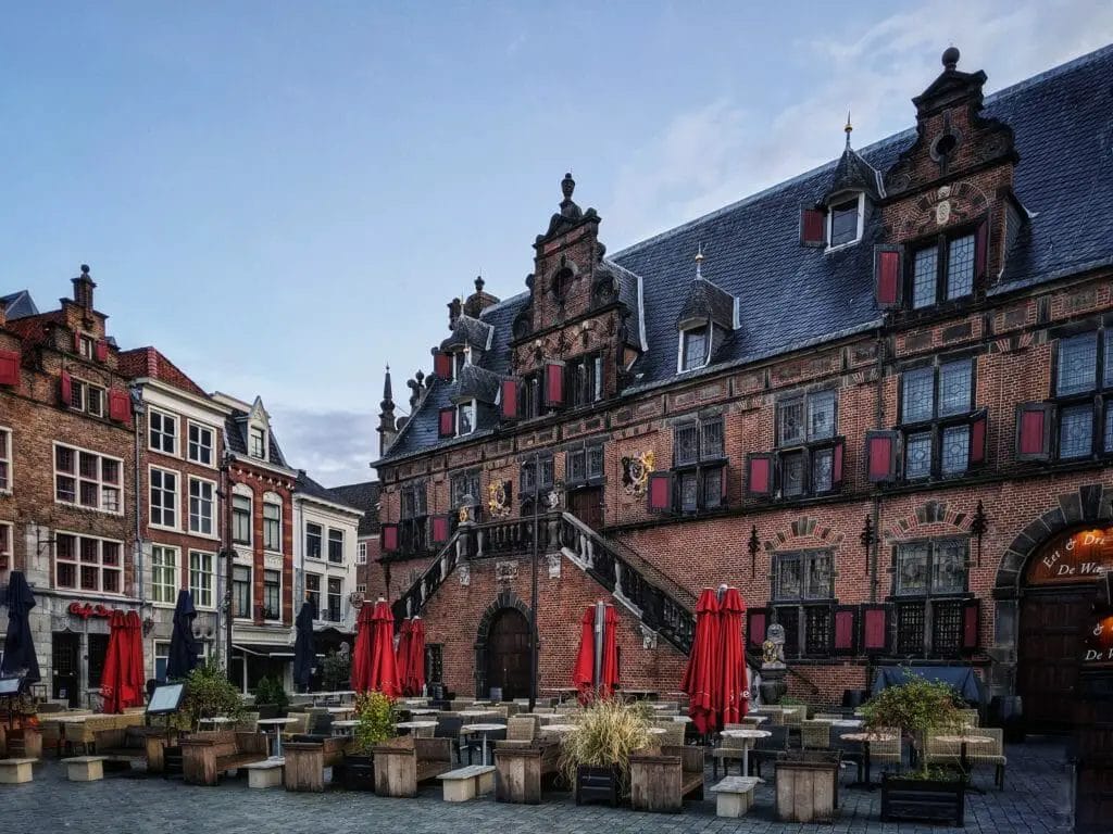 Der Marktplatz in Nimwegen mit der Alten Stadtwaage (rechts) - Niederländische Städte