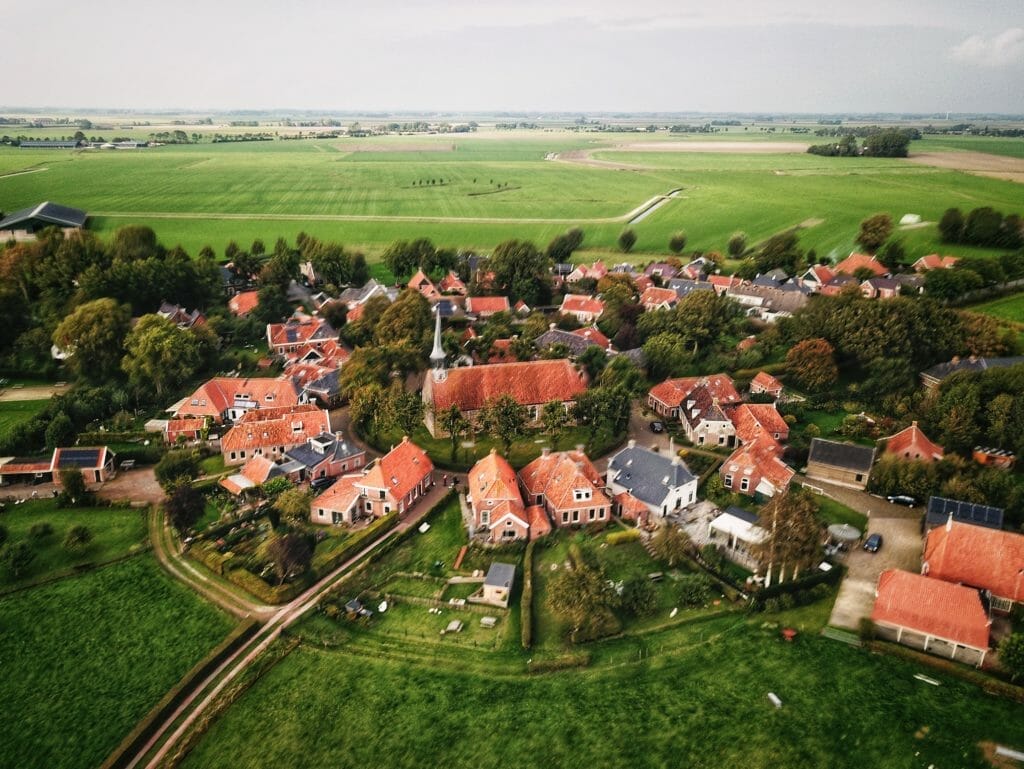 Warftendorf Niehove aus der Luft - Schöne Holland Städte