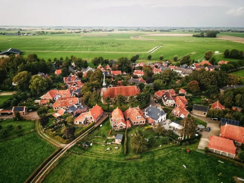 Warftendorf Niehove aus der Luft - Schöne Holland Städte