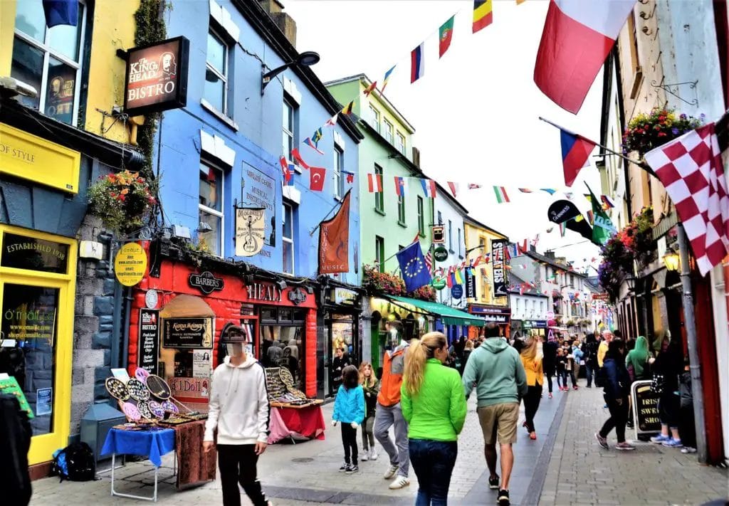 11 AUFREGENDE REISEZIELE IN EUROPA - WESTEUROPA 9 Reiseziele in Europa - Galway Irland - Bunte Häuser in einer Straße