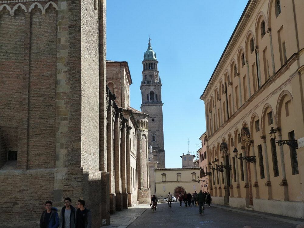Schöne Reiseziele in Europa - Parma - Italien -Kirchturm am Ende einer Straße