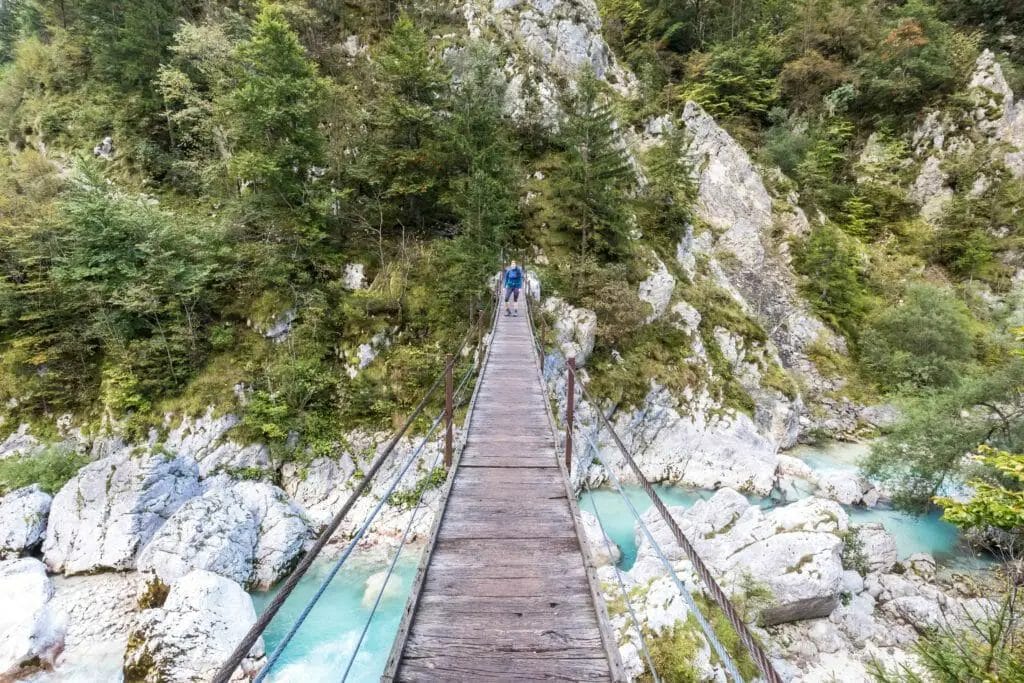 Brücke auf dem Soca Trail im Soca Tal Slowenien