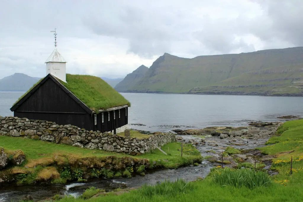Die schönsten Urlaubsorte in Europa - Färöer-Inseln - Kirche Funningur