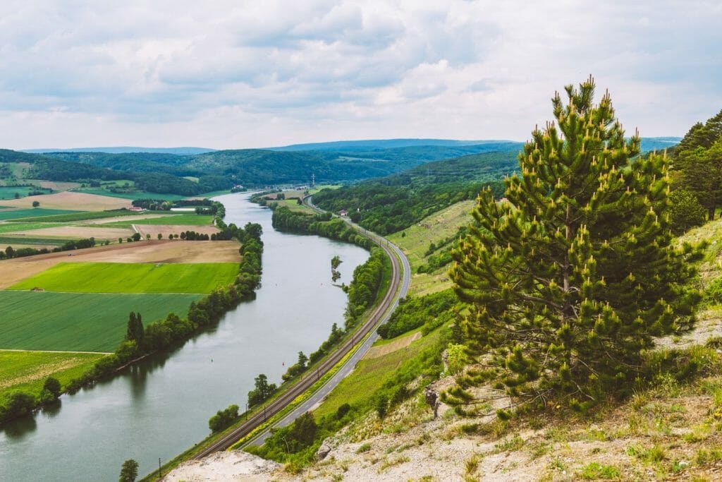 16 EINZIGARTIGE AUSFLUGSZIELE IN BAYERN FÜR DICH 8 Ausflugsziele Bayern - Edelweiß bei Karlstadt - Landschaft -Fluß