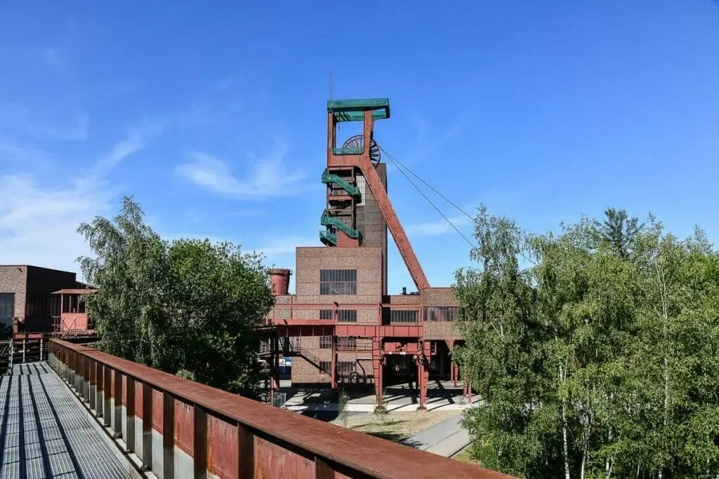 Ausflugsziele in Nordrhein-Westfalen. Die Zeche Zollverein bei blauem Himmel