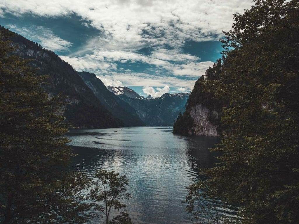 16 EINZIGARTIGE AUSFLUGSZIELE IN BAYERN FÜR DICH 17 Blick auf den beeindruckenden Königssee - Bayern Ausflugsziele | Foto: Vakuya