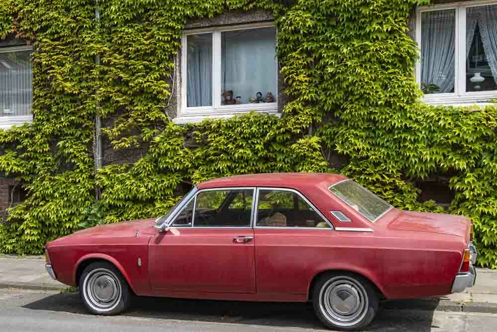 AUSFLUGSZIELE NRW - 15+ SCHÖNE ORTE UND FANTASTISCHE IDEEN FÜR UNTERNEHMUNGEN IN NRW 8 AusflugszieleNRW - Margarethenhöhe Essen - rotes Auto