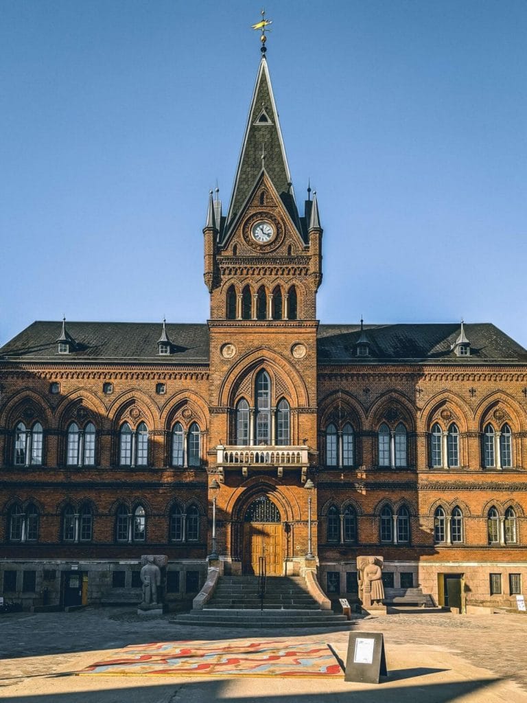 Wanduhr mit Thermometer und Dater - Mittelalterliche Architektur