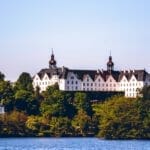 Fotospots Plön - Schloss Plön vom Wasser aus