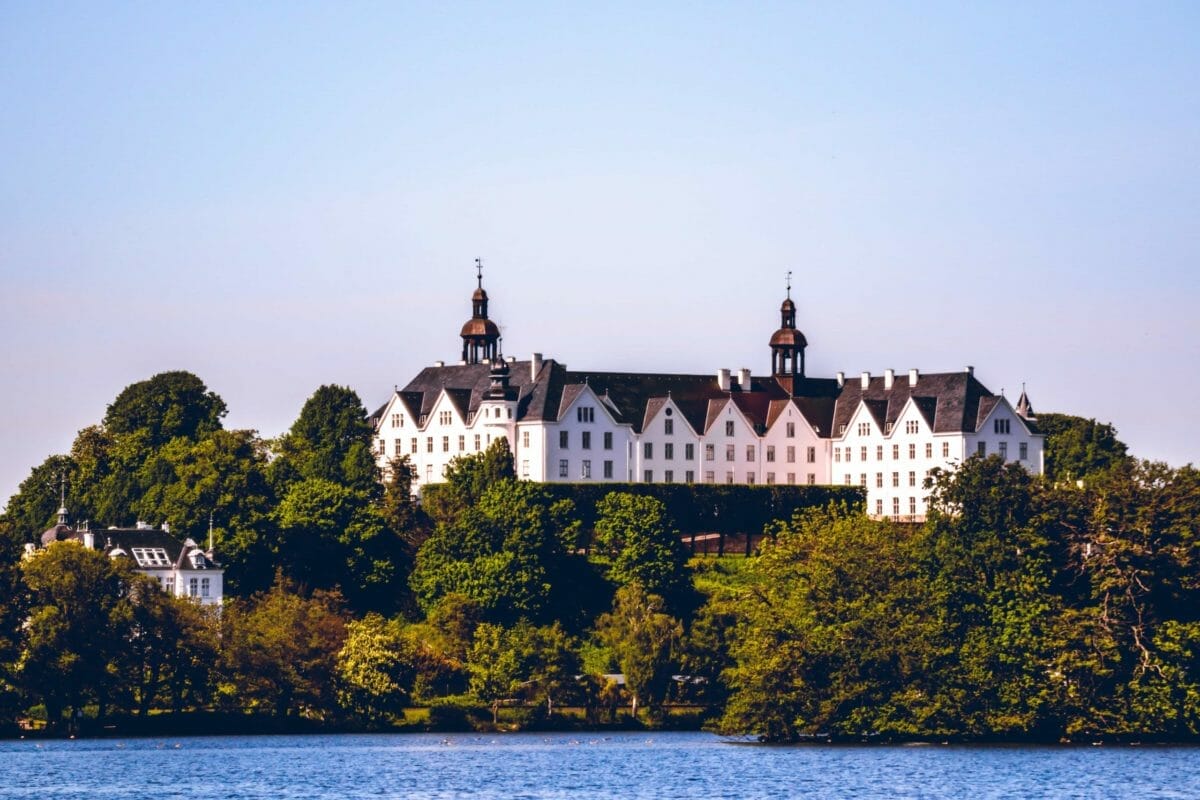 Fotospots Plön - Schloss Plön vom Wasser aus