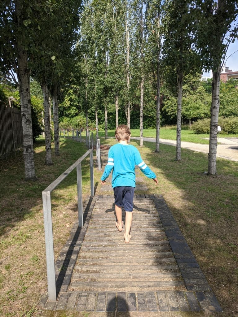 Trimm Dich Pfad - barfuß vorsichtig