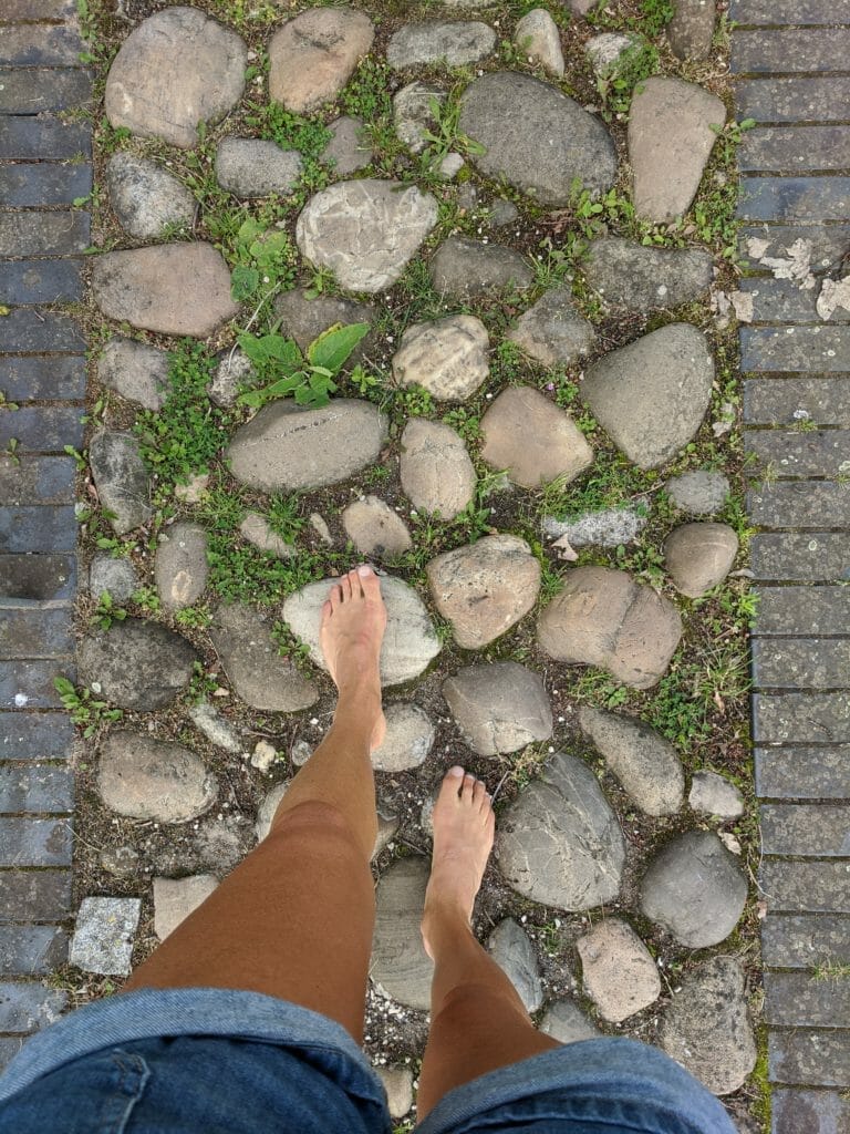 Trimm Dich Pfad - barfuß auf Stein