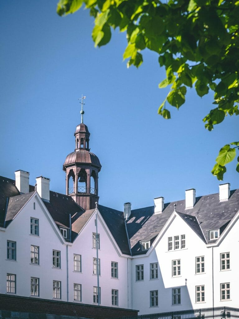 Das Plöner Schloss im Frühling - Plön Sehenswürdigkeiten