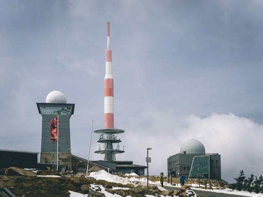 Harz Ausflugsziele - Brockengipfel mit Funkturm und Radarstation