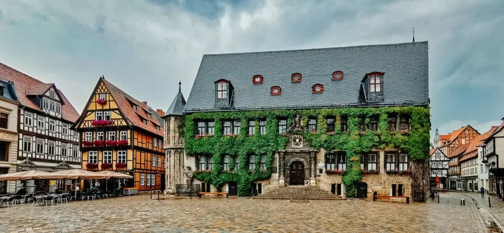 Ausflugsziele Harz - Der Marktplatz sowie das Rathaus von Quedlinburg 