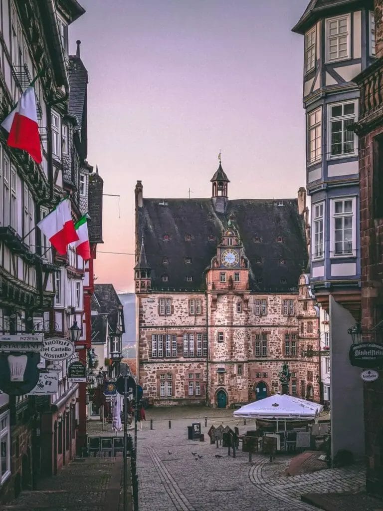 Schönste Städte Deutschlands - Marburg - Rathaus von Marburg mit Rathausplatz
