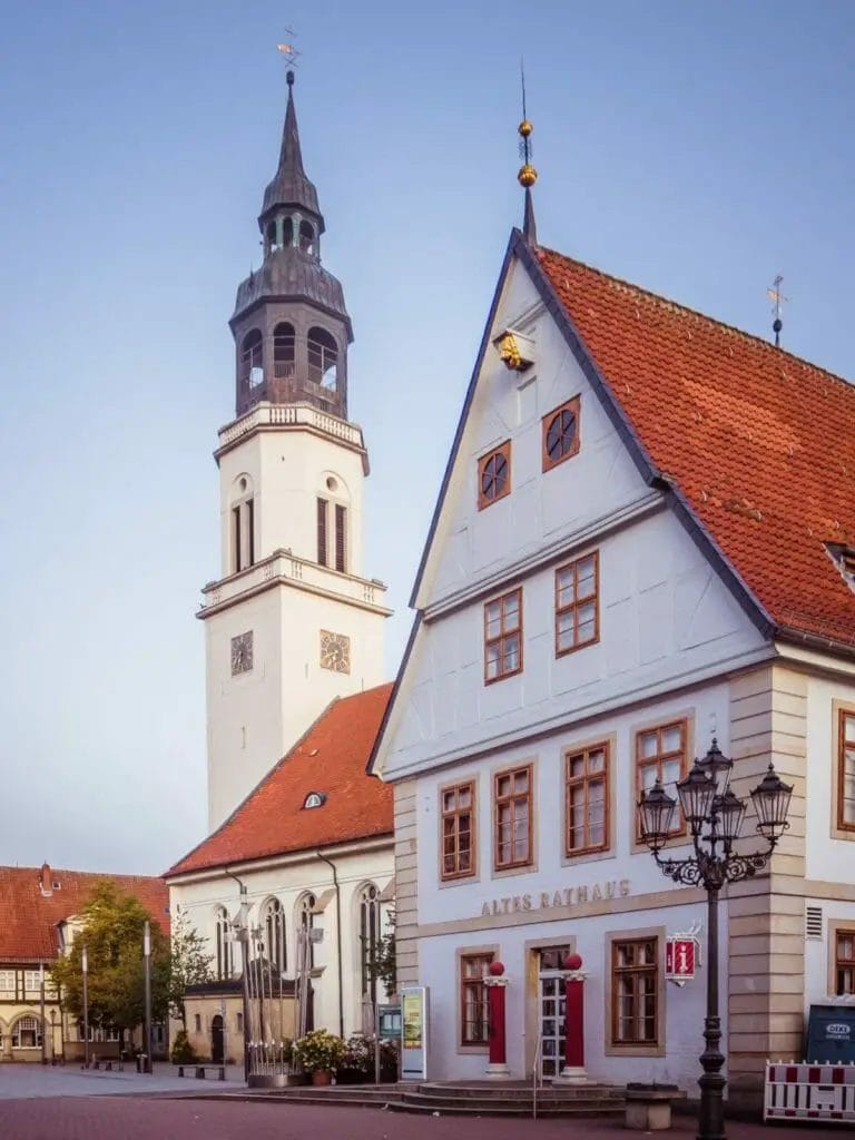 Stechbahn in Celle mit Kirche im Hintergund - Schöne Städte Deutschland für einen Städtetrip