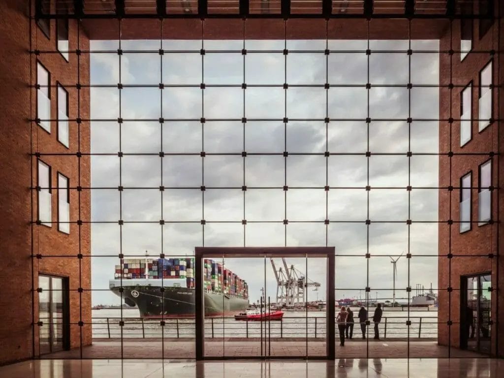 Schöne Städte Deutschland - Hamburg - Blick aus Fenster auf Hafen mit Containerschiff