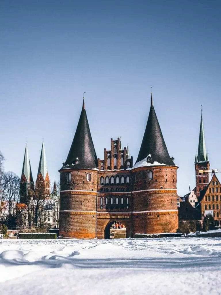 Schöne Städte Deutschland - Lübeck Holstentor im Winter mit Schnee