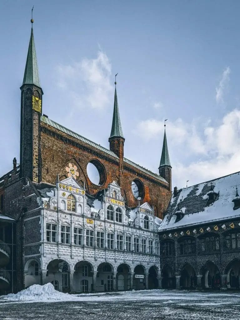 Schöne Städte Deutschland - Lübecker Rathaus und Rathausmarkt im Winter mit Schnee