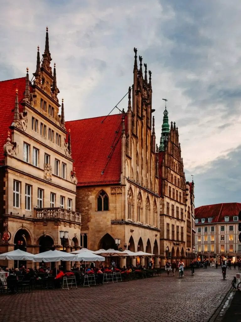 Sehenswerte Städte Westdeutschland - Münster - Seitlicher Blick auf das Rathaus