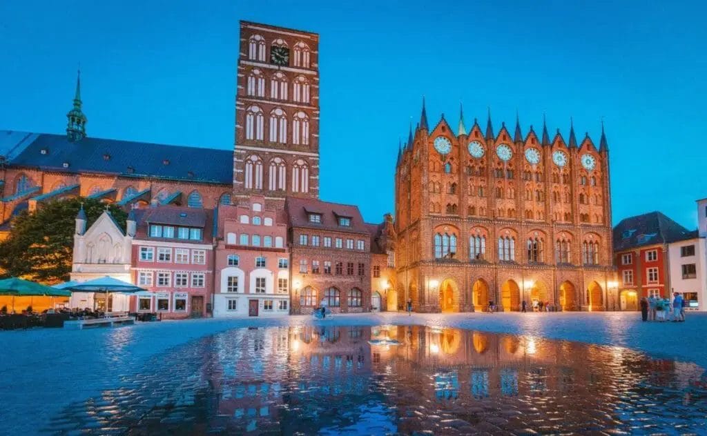 Stralsund Marktplatz im Regen - Schöne Städte Deutschland für einen Städtetrip