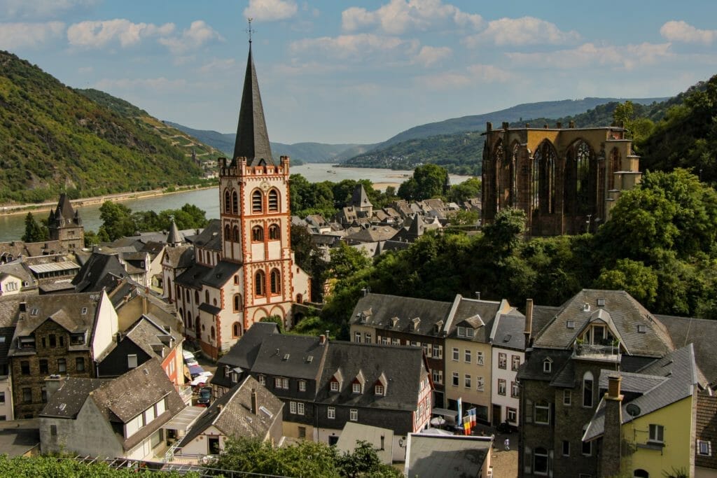 Städte am Rhein - Bacharach. Blick über die Stadt Bacharach zum Rhein hin