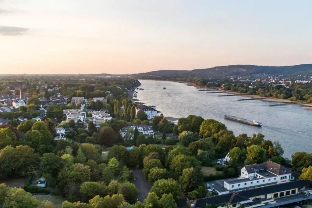 Städte am Rhein - Blick über Bonn zum Sonnenuntergang