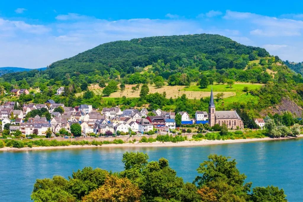 Städte am Rhein - Boppard. Skyline von Boppard mit der Kirche rechts im Bild