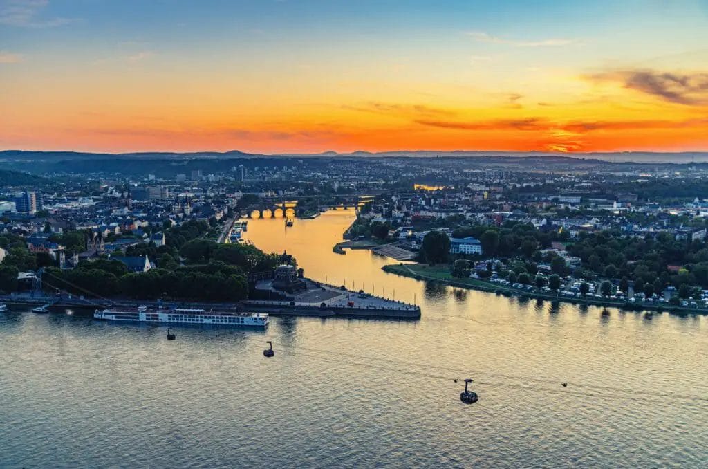 Städte am Rhein - Koblenz- Sonnenuntergang über dem Kaisereck in Koblenz