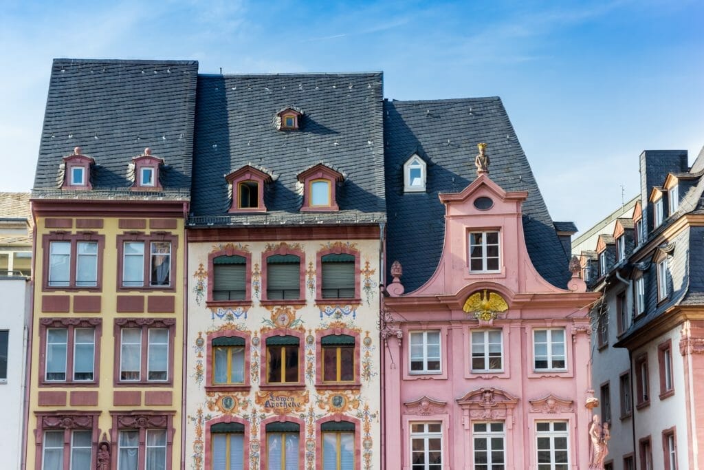Städte am Rhein - Mainz. Bunte Häuserfassaden in Mainz