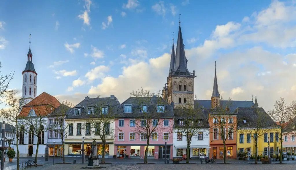 Städte am Rhein - Xanten. Der Marktplatz von Xanten mit bunter Häuserfront