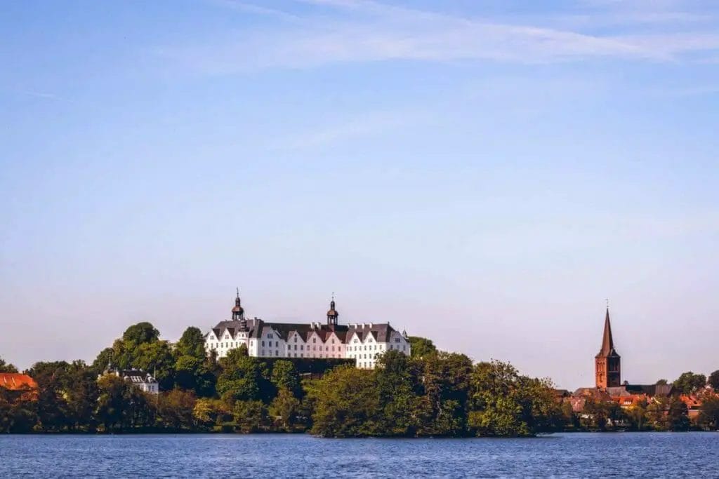 Blick über den Plöner See zum Plöner Schloss - Ausflugsziele Eutin