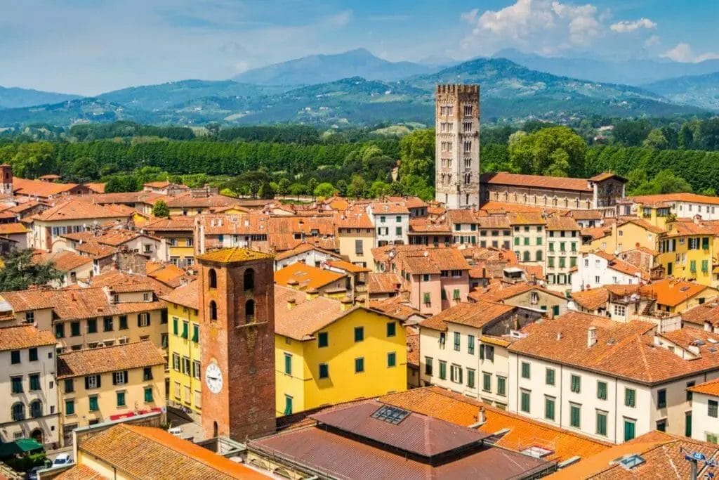 Schöne Städte in Italien - Skyline von Lucca mit Bergen im Hintergrund