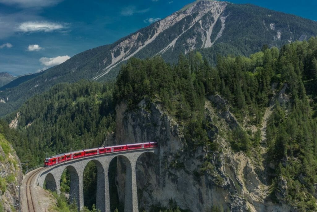 TOP 20 LANDMARKS OF SWITZERLAND -UNFORGETTABLE SIGHTS, ATTRACTIONS & ACTIVITIES 3 TOP 20 LANDMARKS OF SWITZERLAND -UNFORGETTABLE SIGHTS, ATTRACTIONS & ACTIVITIES 2