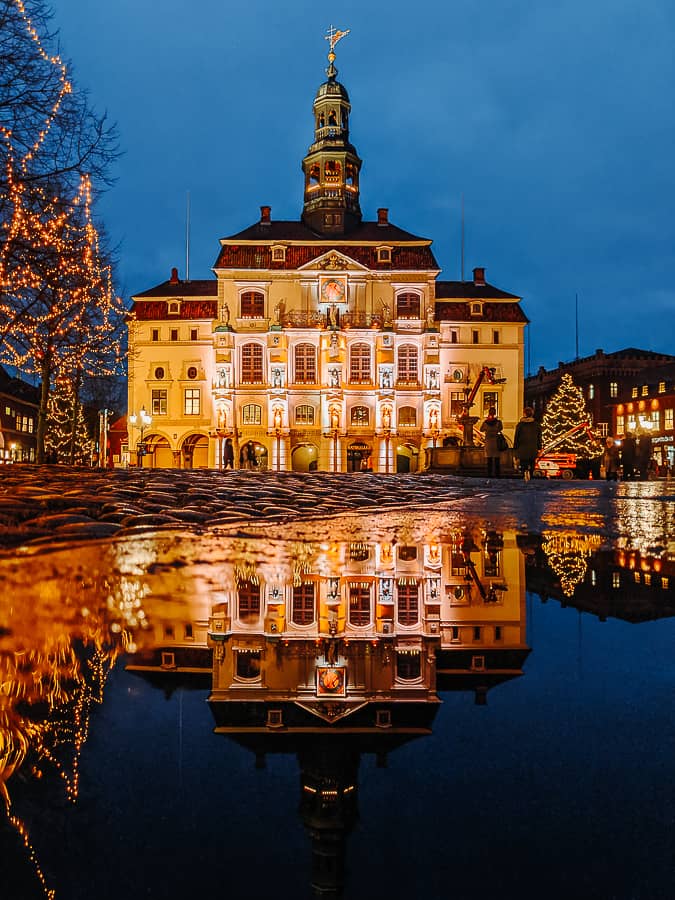 Spiegelung des Rathauses Lüneburg im Winter - Lüneburg Sehenswürdigkeiten