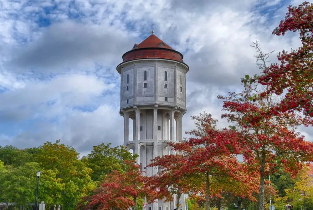 Historischer Wasserturm in Emden zwischen Herbstbäumen - Emden Sehenswürdigkeiten