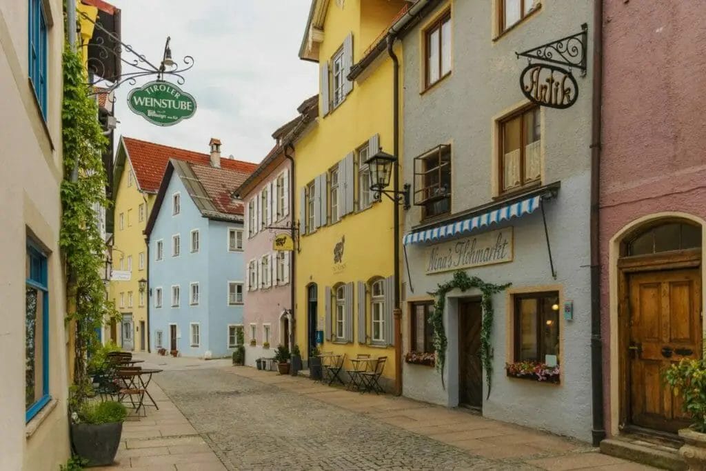 Füssen Sehenswürdigkeiten - Gasse in der Altstadt von Füssen mit bunten Häusern