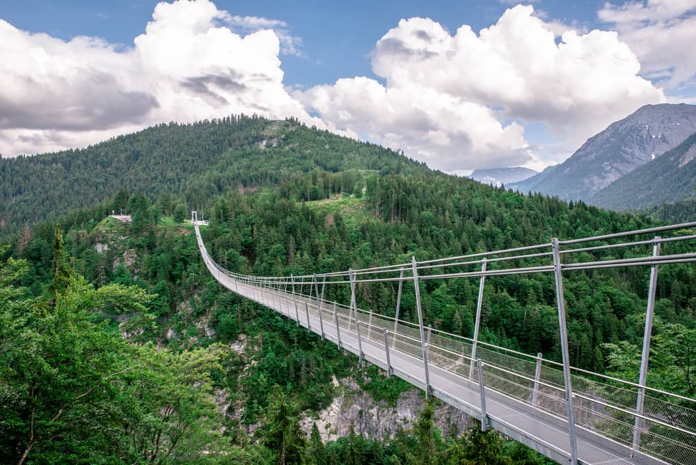 TOP 13 FÜSSEN SEHENSWÜRDIGKEITEN UND AKTIVITÄTEN IN DER UMGEBUNG 16 Füssen Sehenswürdigkeiten - Highline179 mit Bergen im Hintergrund