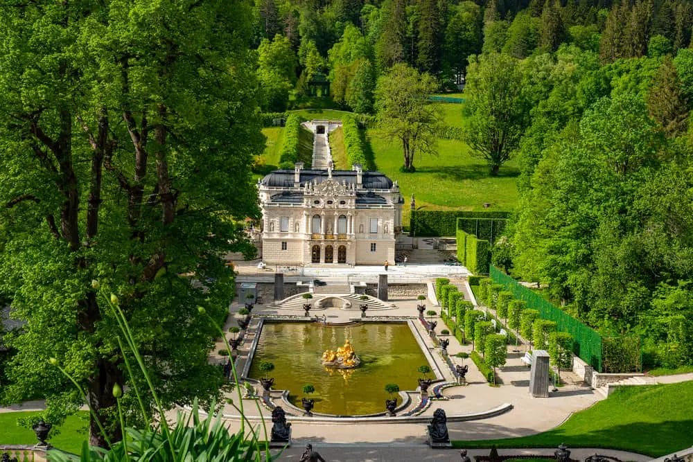 Füssen Sehenswürdigkeiten - Schloss Linderhof mit grünen Gärten