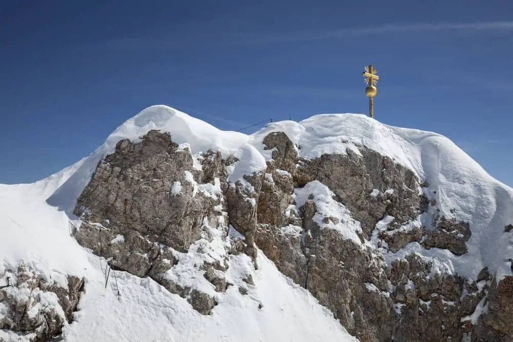 Füssen Sehenswürdigkeiten - Gipfelkreuz auf der Zugspitze im Winter