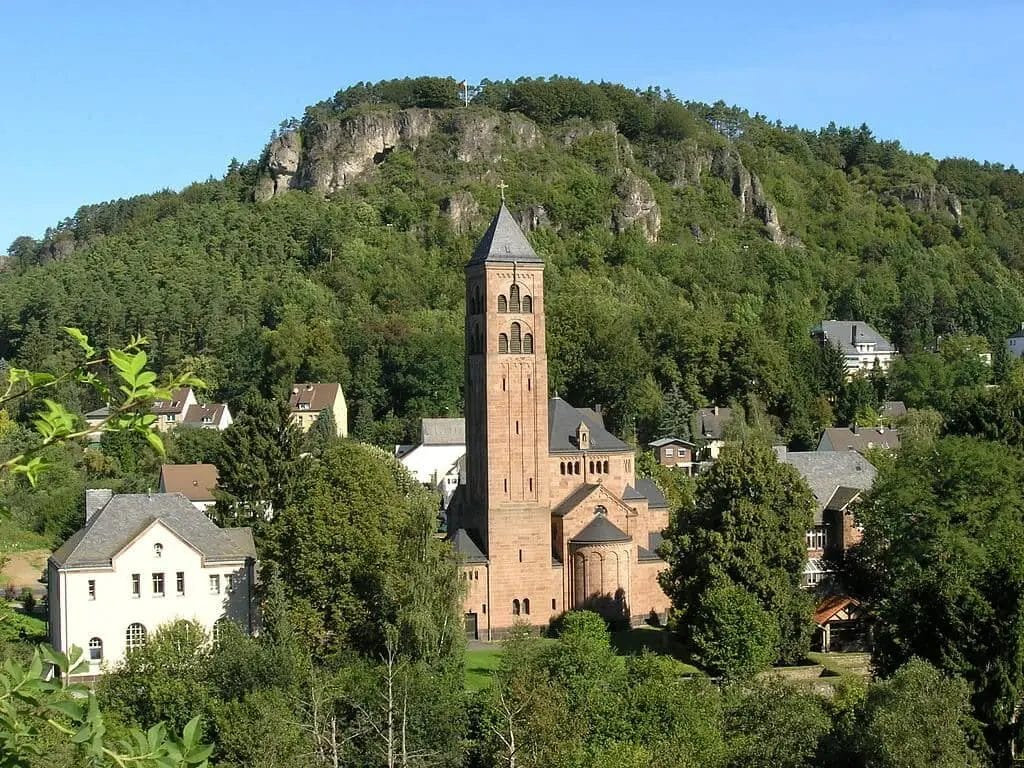 TOP 8 GEROLSTEIN SEHENSWÜRDIGKEITEN UND AUSFLUGSZIELE - SEHENSWERTES IN DER EIFEL 8 Sehenswürdigkeiten Gerolstein - Erlöserkirche Gerolstein