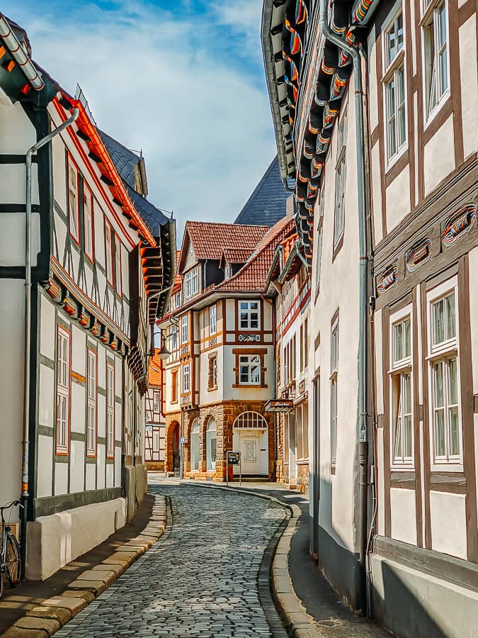 Goslar Sehenswürdigkeiten - Geschwungene Kopfsteinpflasterstrasse - blauer Himmerl